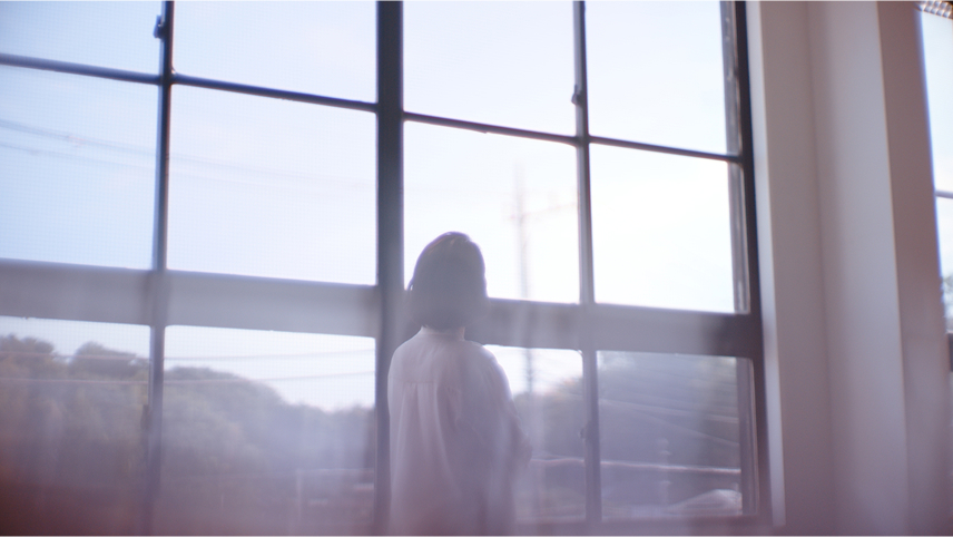 篠原ともえさんが窓の外を見ている画像